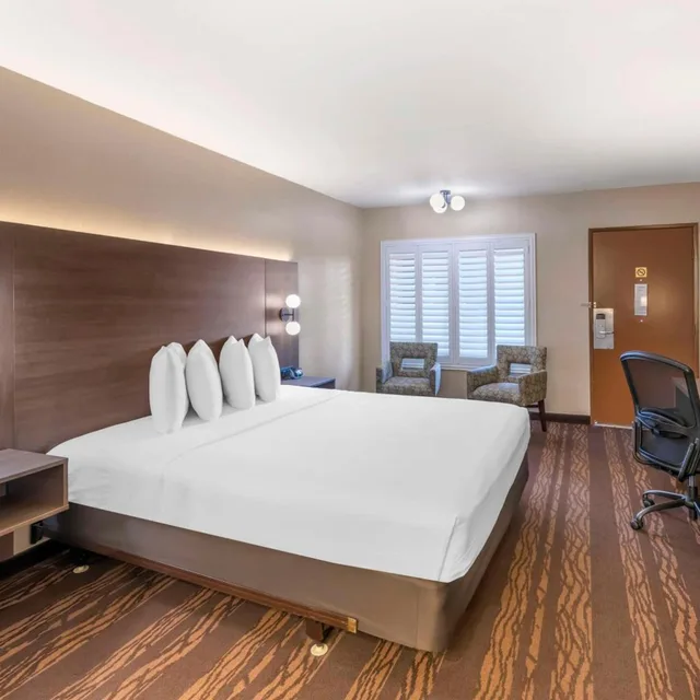 غرفة بسرير كينج بحوض استحمام في طابق مرتفع لذوي الإعاقة، Best Western Plus Stovall's Inn 5/8