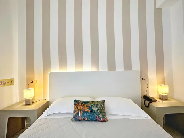 غرفة قياسية بسرير مزدوج، Aura Living 3/10