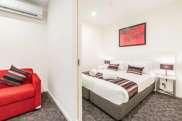 Upgrade, Efficiency, Queen Bed, Comfort Apartments Box Hill 1/5