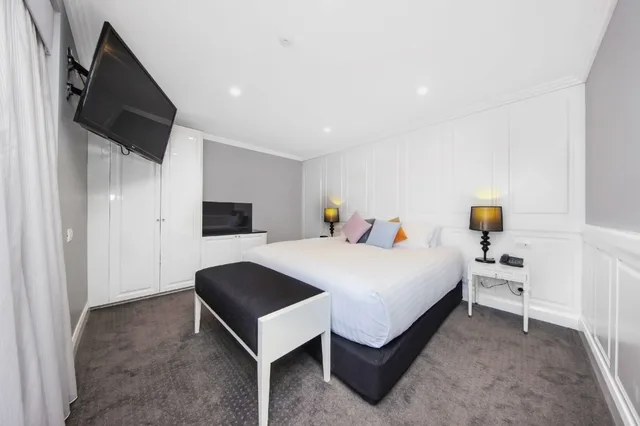 Spa, Suite, King Bed, Balcony، Canberra Rex Hotel 1/1