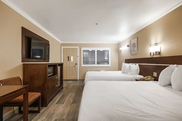 غرفة قياسية بسريرين كوين، Country Inn Sonora 1/9