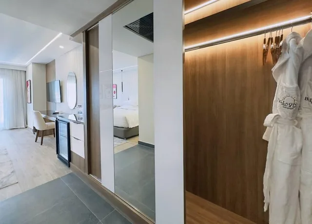 جناح بريميوم بسرير كوين بجاكوزي، Bellagio Beach Resort & Spa 1/1