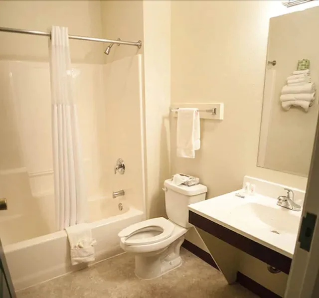 Room, 1 Single and 2 Queen Beds, 2 Queen Beds، Sitka Hotel And Restaurant 4/5