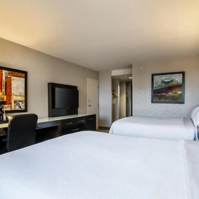 غرفة قياسية بسرير كينج وسريرين كوين بشرفة، Holiday Inn Vancouver Centre 9/10