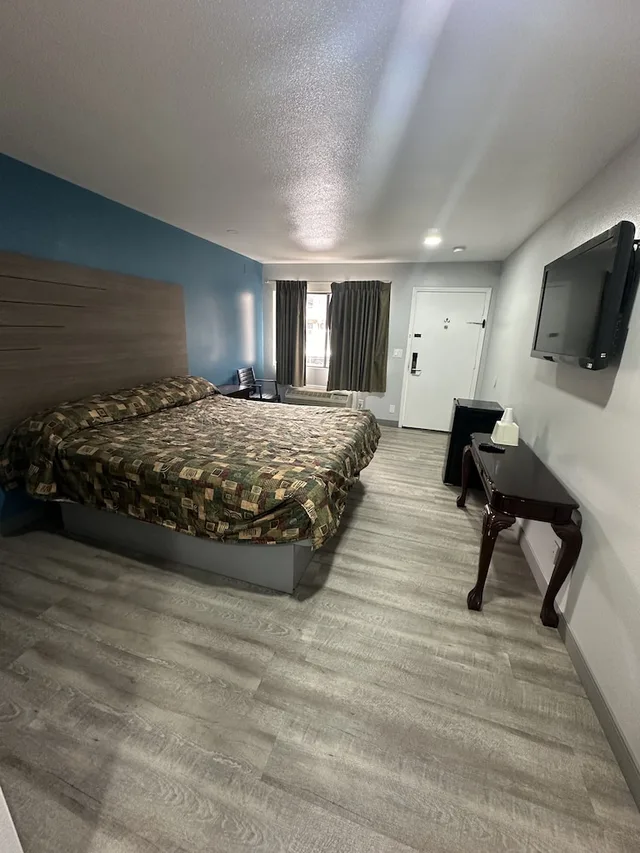 غرفة أساسية بسرير كينج للمدخنين، Palm Inn Riverside 3/8