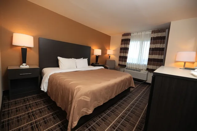 غرفة بسرير كوين لذوي الإعاقة، Quality Inn DFW - Airport 1/6