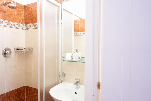 Room, Triple, 1 Queen and 1 Single Bed, Hotel Romantica 2/7