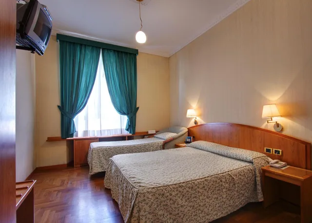 غرفة ثلاثية، Hotel Corot 4/10