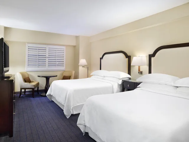 غرفة قياسية بسرير مزدوج، Sheraton Fallsview Hotel 1/1