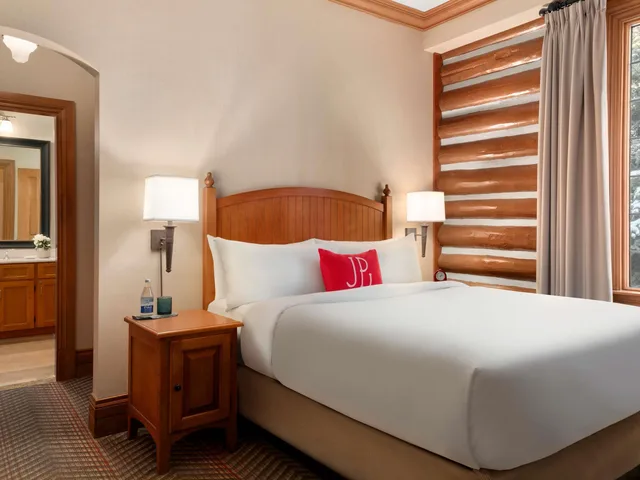غرفة بسرير كوين، Fairmont Jasper Park Lodge 2/4