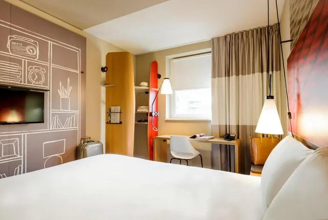 Superior, Queen Bed, Sofa, ibis Hamburg City 5/10