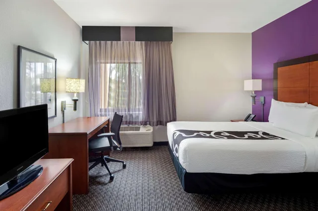 غرفة بسرير مزدوج، La Quinta Inn & Suites by Wyndham Miami Airport East 4/4