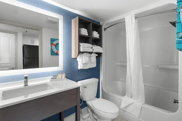 1 Bedroom, Mariner, Condo, Deluxe, Murphy Bed, 2 Queen Beds, Ocean View, Sofa, Compass Cove Resort 2/3