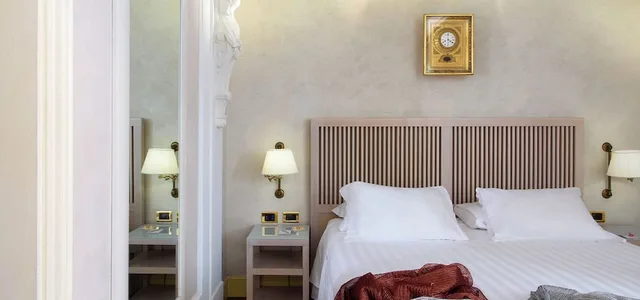 Triple, Double Bed, Sofa, Art Hotel Orologio 2/6