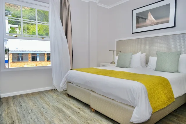 غرفة قياسية بسريرين منفصلين بإطلالة على الجبل، Simon's Town Quayside Hotel 1/4