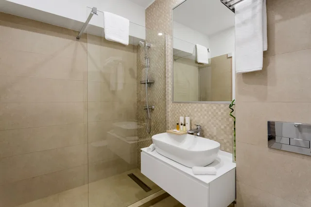 غرفة قياسية بسرير كينج بشرفة، Athina Suites Hotel 5/7