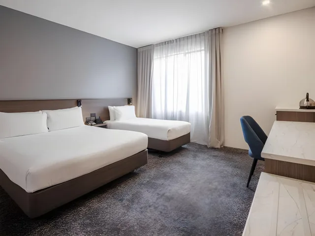 غرفة متصلة بسرير كينج وسريرين منفصلين، Heartland Hotel Auckland Airport 1/1