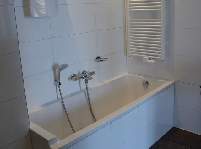 جناح جونيور بسرير كينج بشرفة بحوض استحمام، Golden Tulip West Ende 4/4