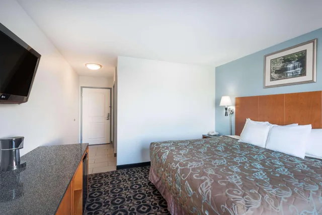غرفة بسرير كينج لذوي الإعاقة، Days Inn by Wyndham Watertown Fort Drum 1/1