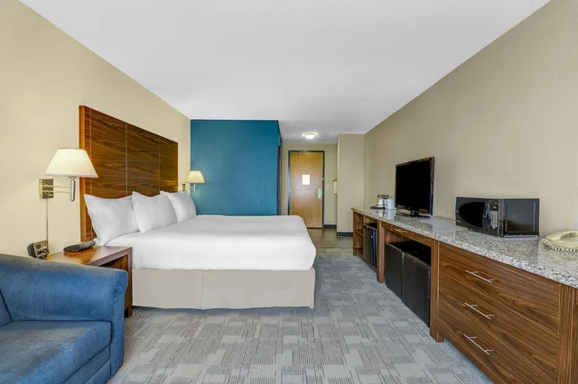غرفة بسرير كينج مع أريكة، Days Inn Red Deer 1/6