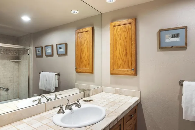3 Bedrooms, Condo, Summit, 1 King and 4 Single Beds، Top of the Village - Destination Hotels & Resorts 3/3