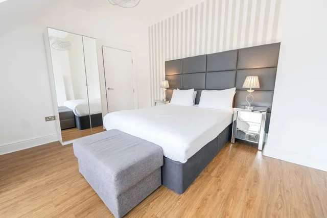 1 Bedroom, Apartment, Queen Bed, Sofa, Edinburgh Castle Apartments And Suites 1/5