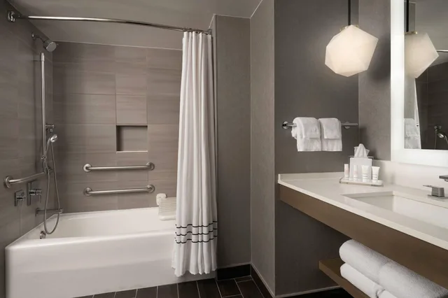 غرفة كلاسيكية بسرير مزدوج بشرفة، Warner Center Marriott Woodland Hills 3/5
