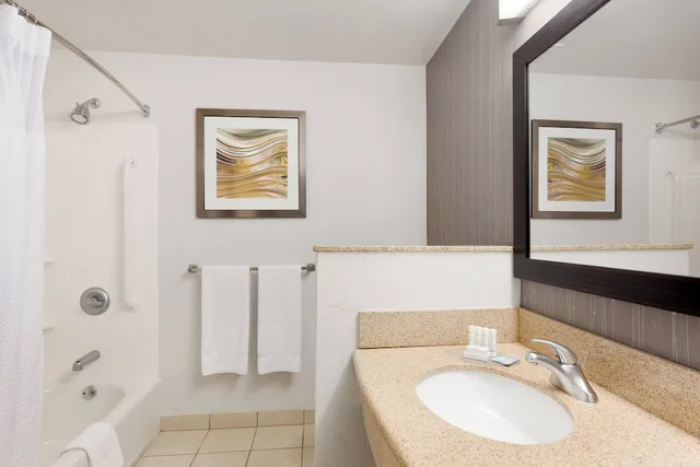 غرفة بسريرين كوين مع أريكة لذوي الإعاقة، Courtyard by Marriott Oklahoma City North/Quail Springs 5/7