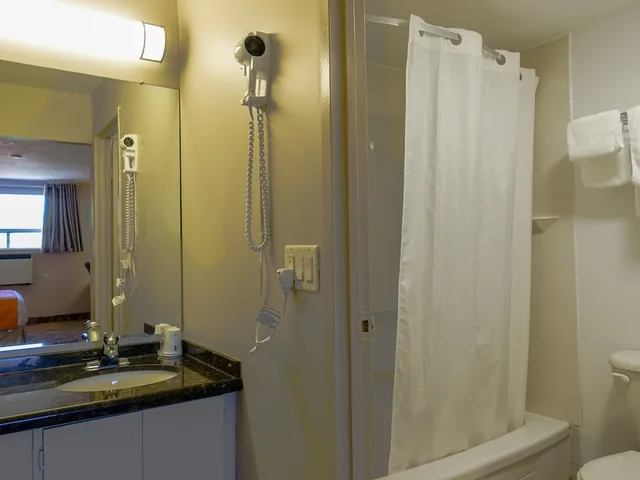 Room, 2 Double Beds, Howard Johnson By Wyndham Gravenhurst 4/4