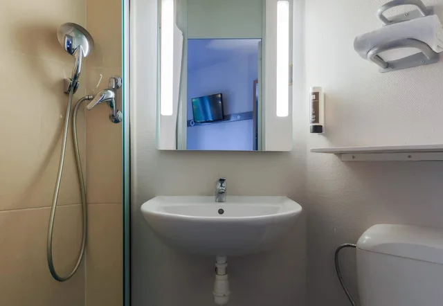 Room, Quadruple, Double and Twin Beds, B&B Hotel Nancy Laxou Zenith 3/3