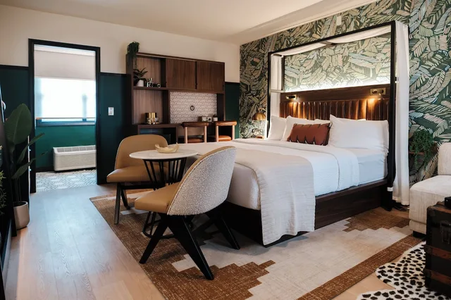 Escape, 2 Queen Beds، Tidewater Inn 1/4