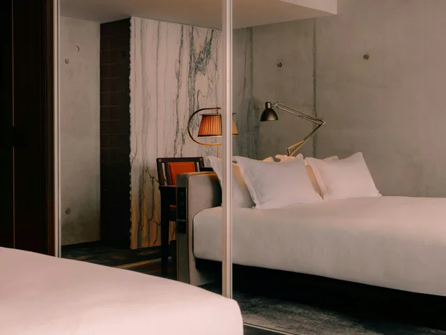 غرفة ديلوكس بسرير كينج، Maison Heler Metz, Curio Collection by Hilton 1/2