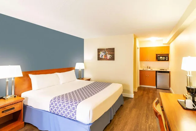 غرفة بسرير كينج مع أريكة، Econo Lodge Inn & Suites Calgary - University 4/10