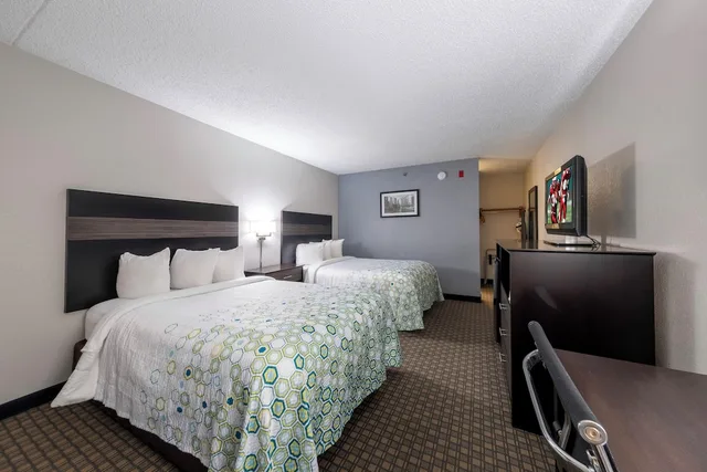 غرفة قياسية بسريرين مزدوجين مع أريكة، HomeTown Inn by Red Roof East Syracuse 2/6