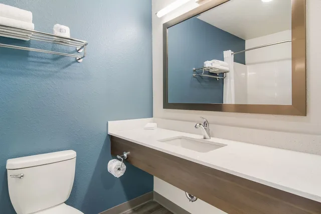 جناح بسرير كوين مع أريكة، WoodSpring Suites Knoxville West 9/10