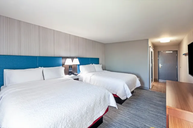 Room, 2 Queen Beds, Hampton Inn Gardner Conference Center 1/4