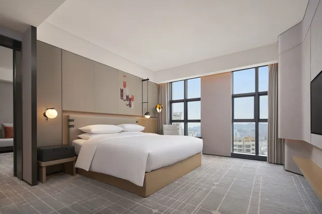 جناح تنفيذي بسرير كينج بغرفة نوم واحدة، Four Points by Sheraton Guiyang, Huaxi 1/3