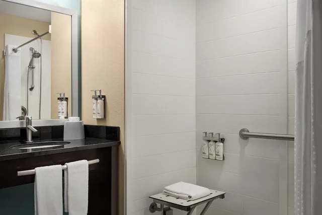غرفة قياسية بسرير كينج وسرير كوين، Holiday Inn Express Suites Colorado Springs Central 3/6