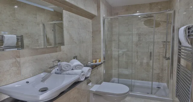 غرفة عائلية بسرير مزدوج وسريرين منفصلين، Castle Bromwich Hall Hotel, BW Signature Collection 8/9