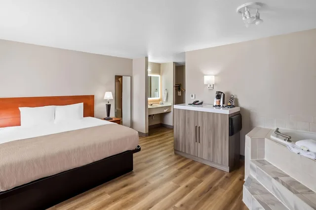 جناح بسرير كينج بحوض جاكوزي، Quality Inn Port Orchard, WA 5/10