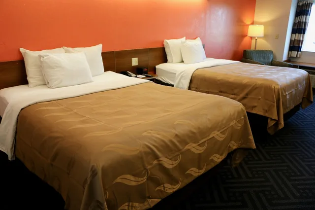 غرفة قياسية بسريرين كوين، Quality Inn and Suites Watertown Fort Drum 4/8