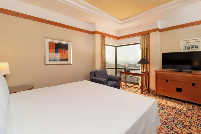 غرفة بريميوم بسرير كينج بإطلالة على المسبح، Holiday Inn Kuwait 5/10