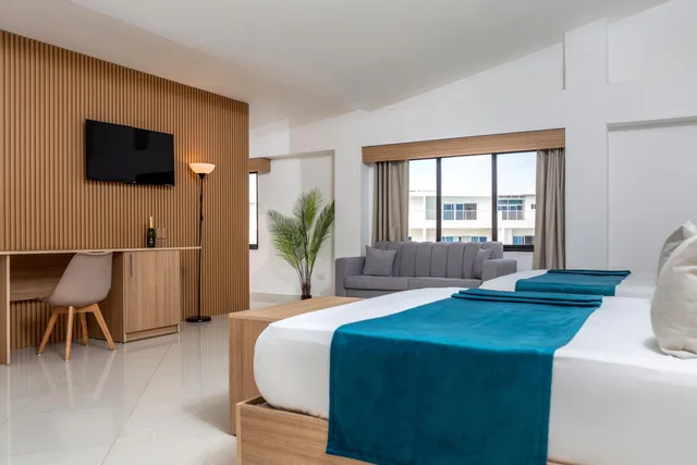 جناح جونيور بسرير كوين مع أريكة، HM Alma de Bayahibe - Adults Only 1/6