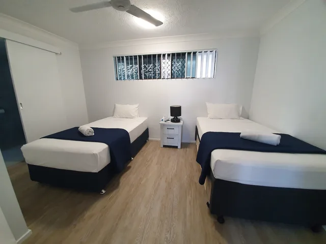 جناح ديلوكس بسرير كوين وسريرين منفصلين بغرفتي نوم بمطبخ صغير، Montego Mermaid Beach Motel 3/8