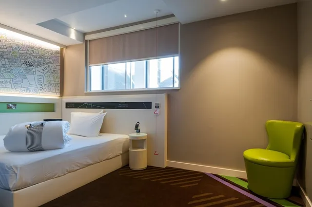 Standard, Double Bed, Accessible, Hub By Premier Inn London City Bank 3/5