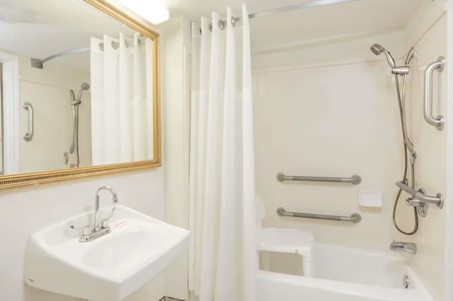 غرفة قياسية بسرير كينج لذوي الإعاقة، Days Inn By Wyndham Biloxi Beach 3/3