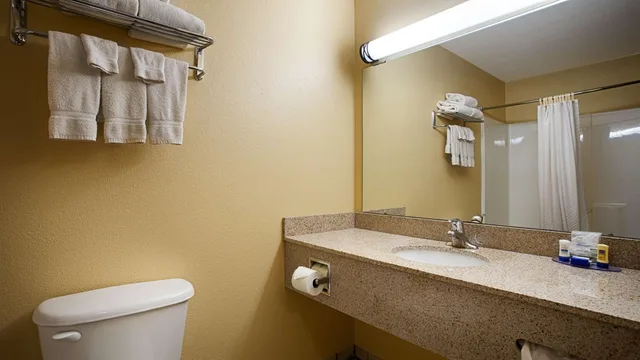 جناح بسرير كينج مع أريكة، Best Western Penn-Ohio Inn & Suites 3/4