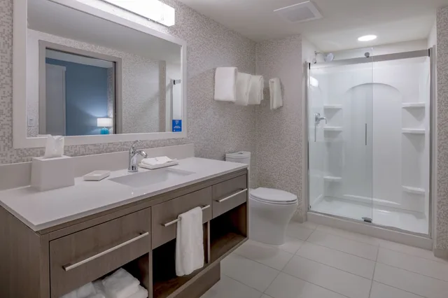 جناح بسرير كوين بشرفة بغرفة نوم واحدة، Home2 Suites Kansas City Downtown 2/3