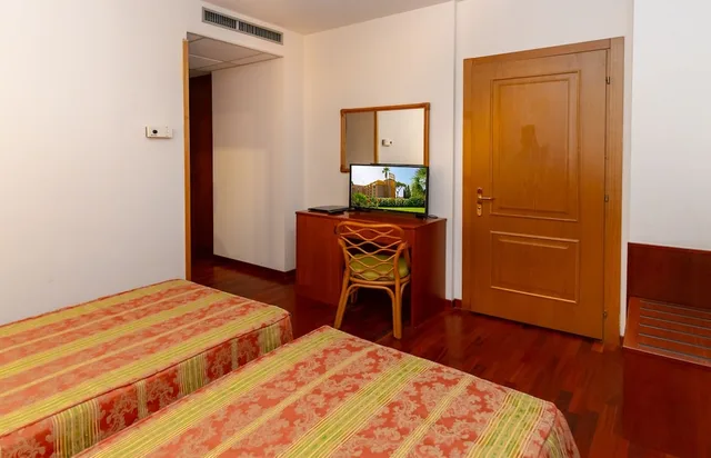 غرفة رباعية بسرير مزدوج وسريرين منفصلين، Hotel Tivoli 3/8