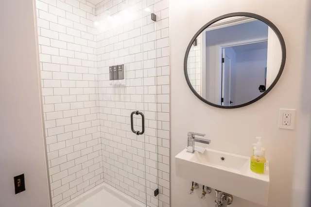 شقة بسريرين كوين بـ4 غرف نوم مع أريكة، Basecamp Resorts Revelstoke 2/2